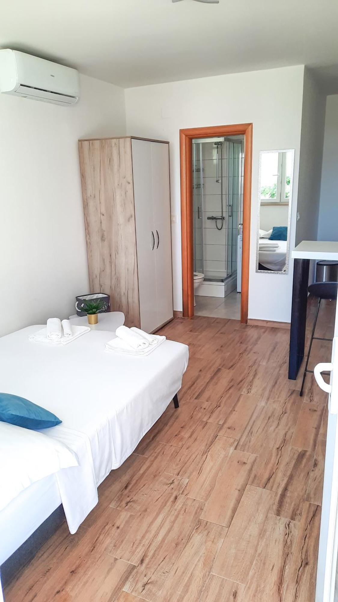Studio Apartman Kiara Bol Exteriör bild